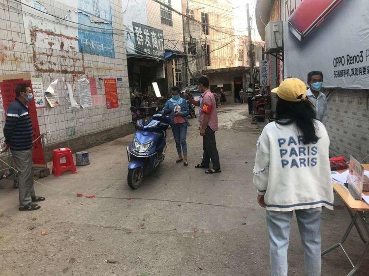 疫情防控下的家庭温情与坚韧交织故事