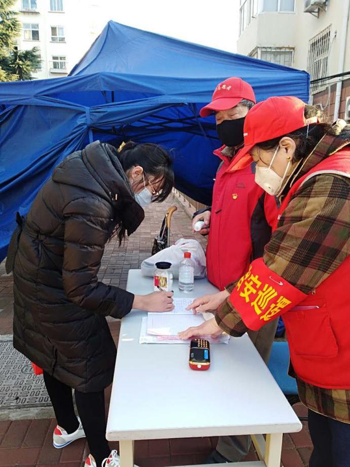 疫情中的白衣勇士，守护生命的无畏战士