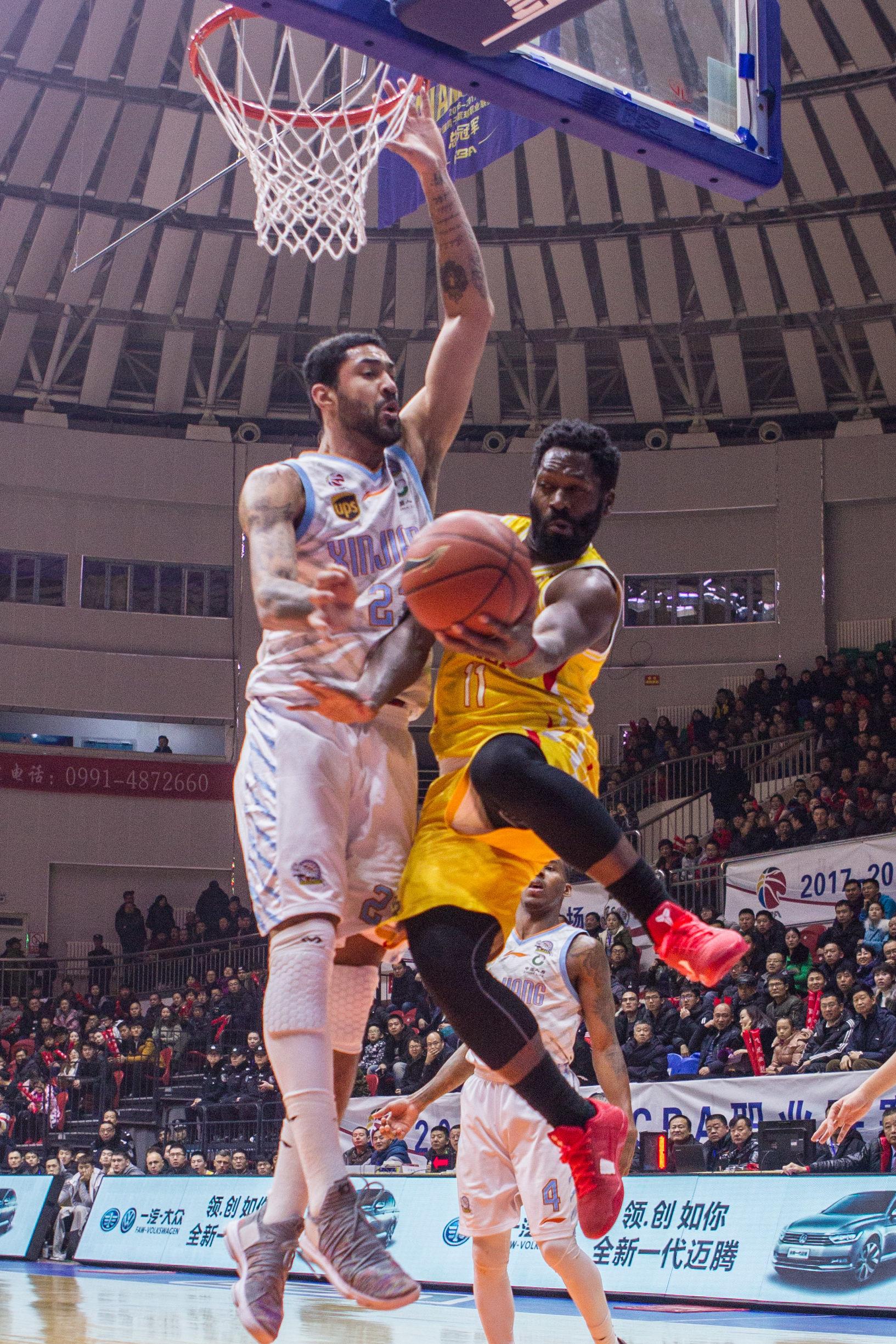 乌鲁木齐对南京实施落地隔离,城市间的防控策略与特殊连结 乌鲁木齐对南京实施落地隔离,城市间的防控策略与特殊连结