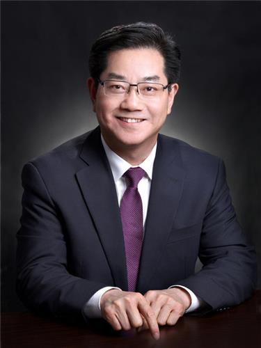 上海市卫健委副书记，健康之城的领航者