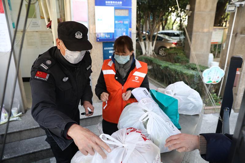 上海疫情防控升级，坚决遏制疫情扩散势头