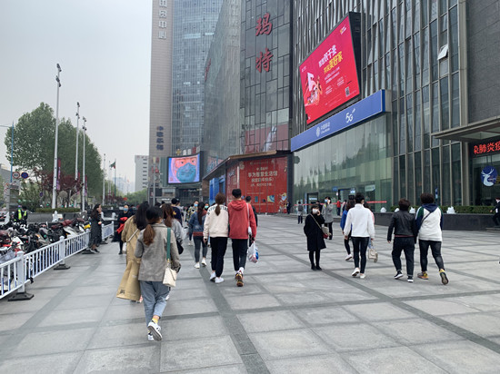 郑州与上海商场疫情应对策略及复苏之路