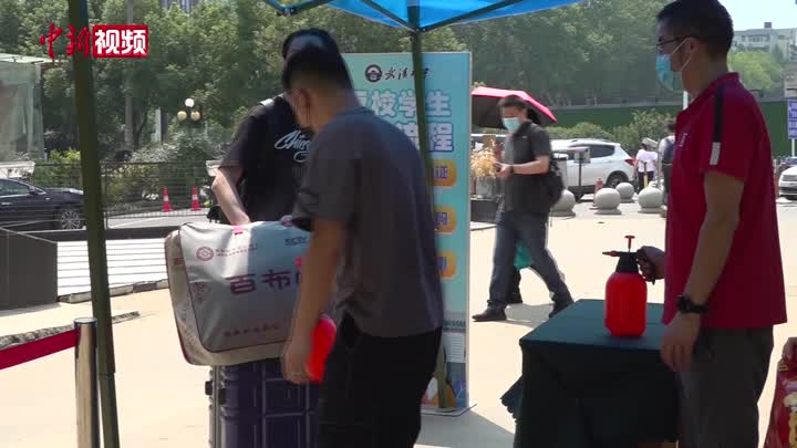 郑州大学生返校重逢，共筑校园未来梦