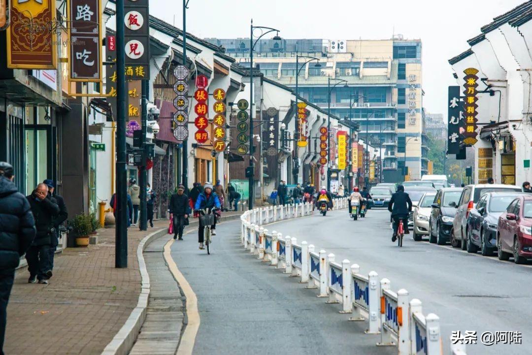 南京大学生疫情期间游街，挑战与机遇同行