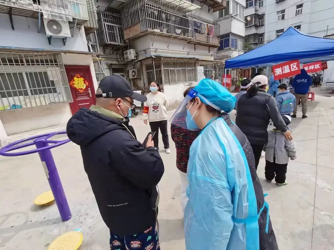 呼和浩特疫情封闭小区,共克时艰,邻里守望相助 呼和浩特疫情封闭小区,共克时艰,邻里守望相助