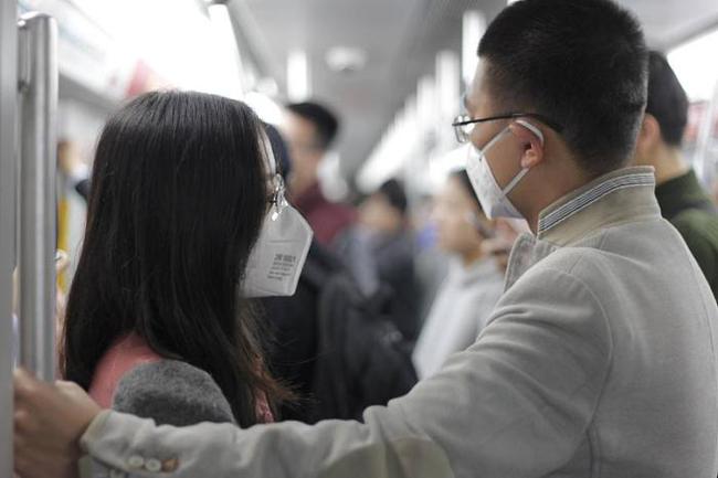 北京地铁的口罩争议，探究不戴口罩背后的考量