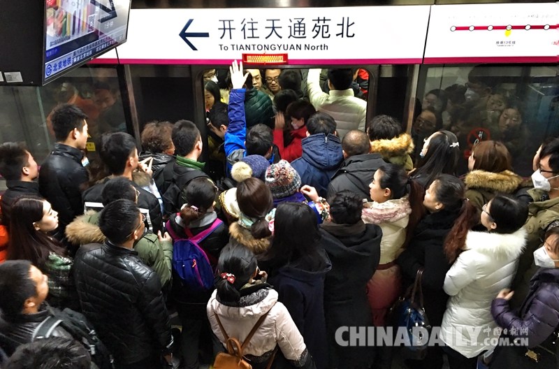 北京地铁戴口罩图片，防疫新常态下的都市风采