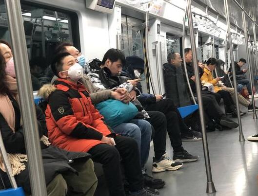 北京地铁站的口罩情缘