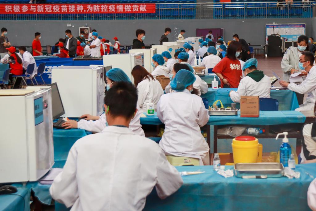 港人在北京接种新冠疫苗,共同构筑健康长城 港人在北京接种新冠疫苗,共同构筑健康长城