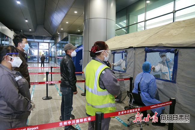 武汉机场筑牢疫情防控防线，保障旅客安全出行