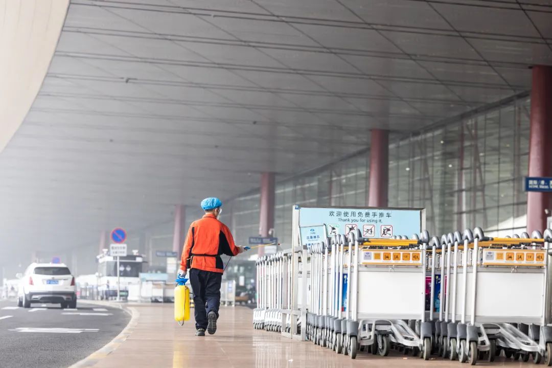 北京机场加强疫情防控措施，筑牢防线确保旅客安全出行