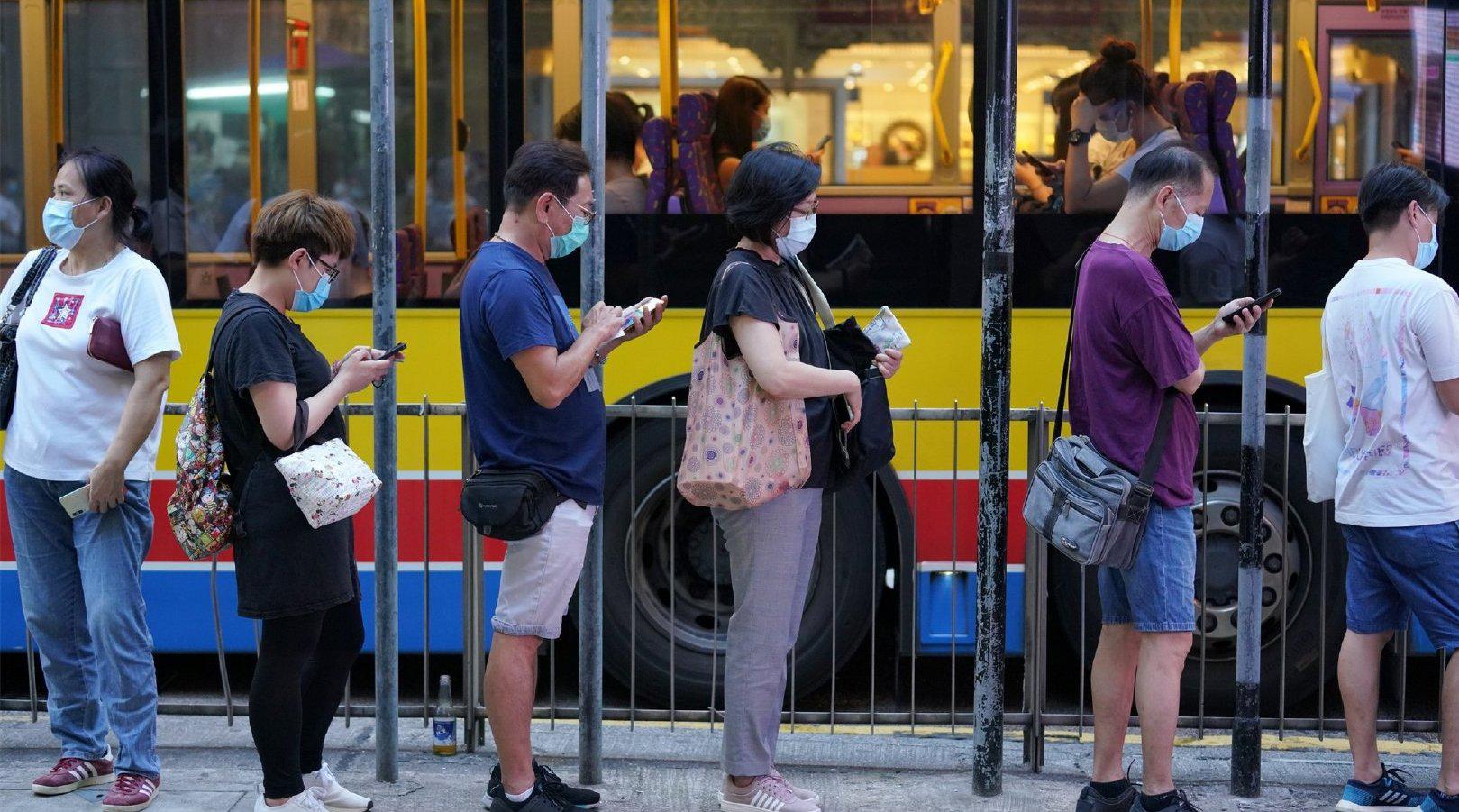 香港实施疫情期最严防疫措施，社会韧性与挑战并存