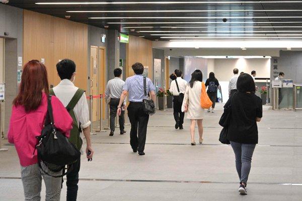 疫情下的郑州大学生，香港回国政策调整带来的挑战与机遇