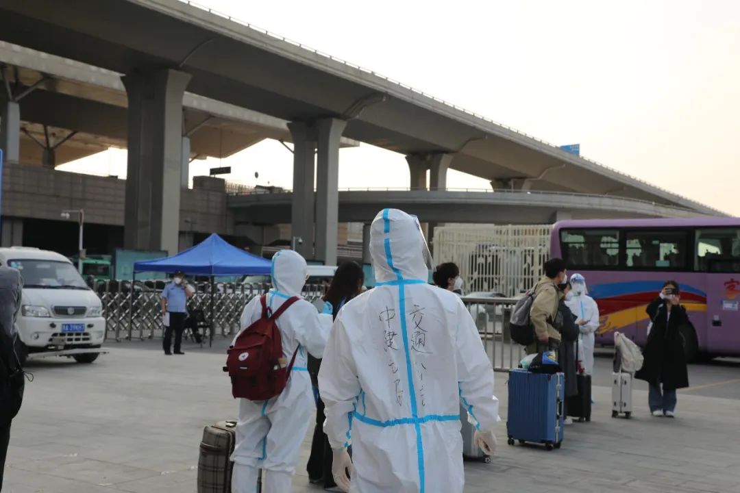 疫情下的郑州大学生，海口返乡政策与归途的温情与挑战