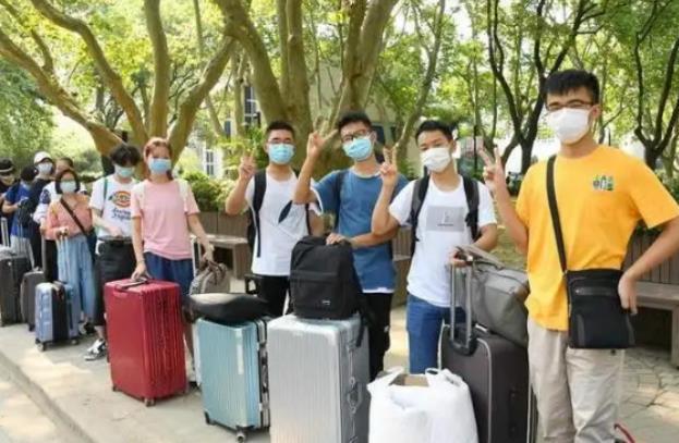 疫情下的郑州大学生，海口返乡政策与归途的温情与挑战
