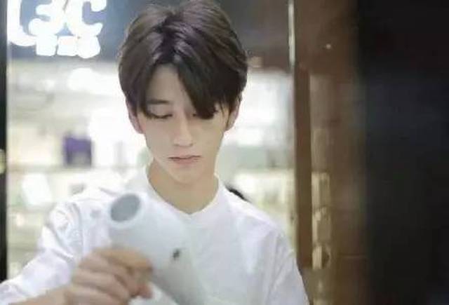 重庆网红小哥哥/重庆网红小哥哥是谁