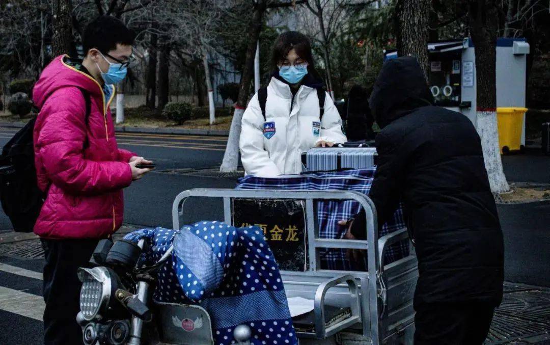 疫情下的郑州大学生，北京市返乡政策与他们的归途