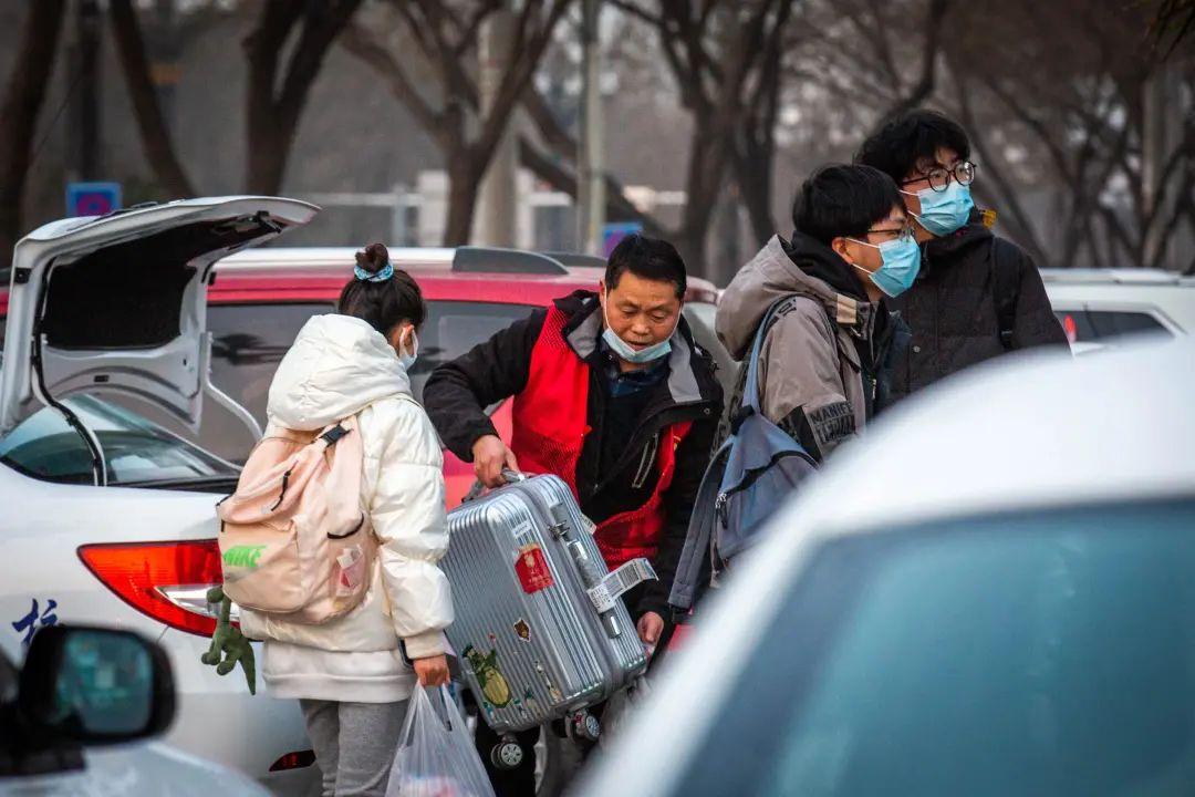 疫情下的郑州大学生，北京市返乡政策与他们的归途