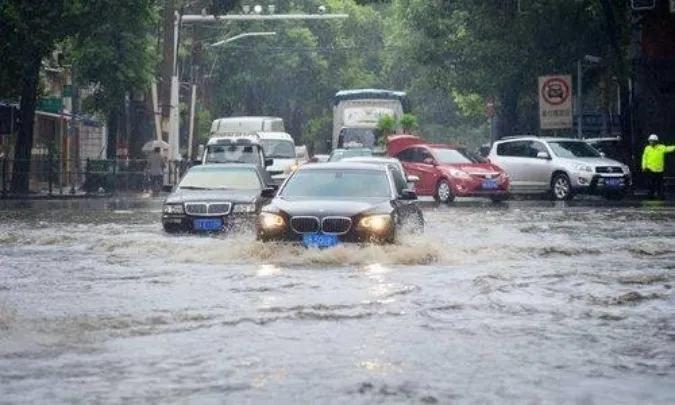 武汉疫情与郑州暴雨，双重考验下的中国韧性与团结